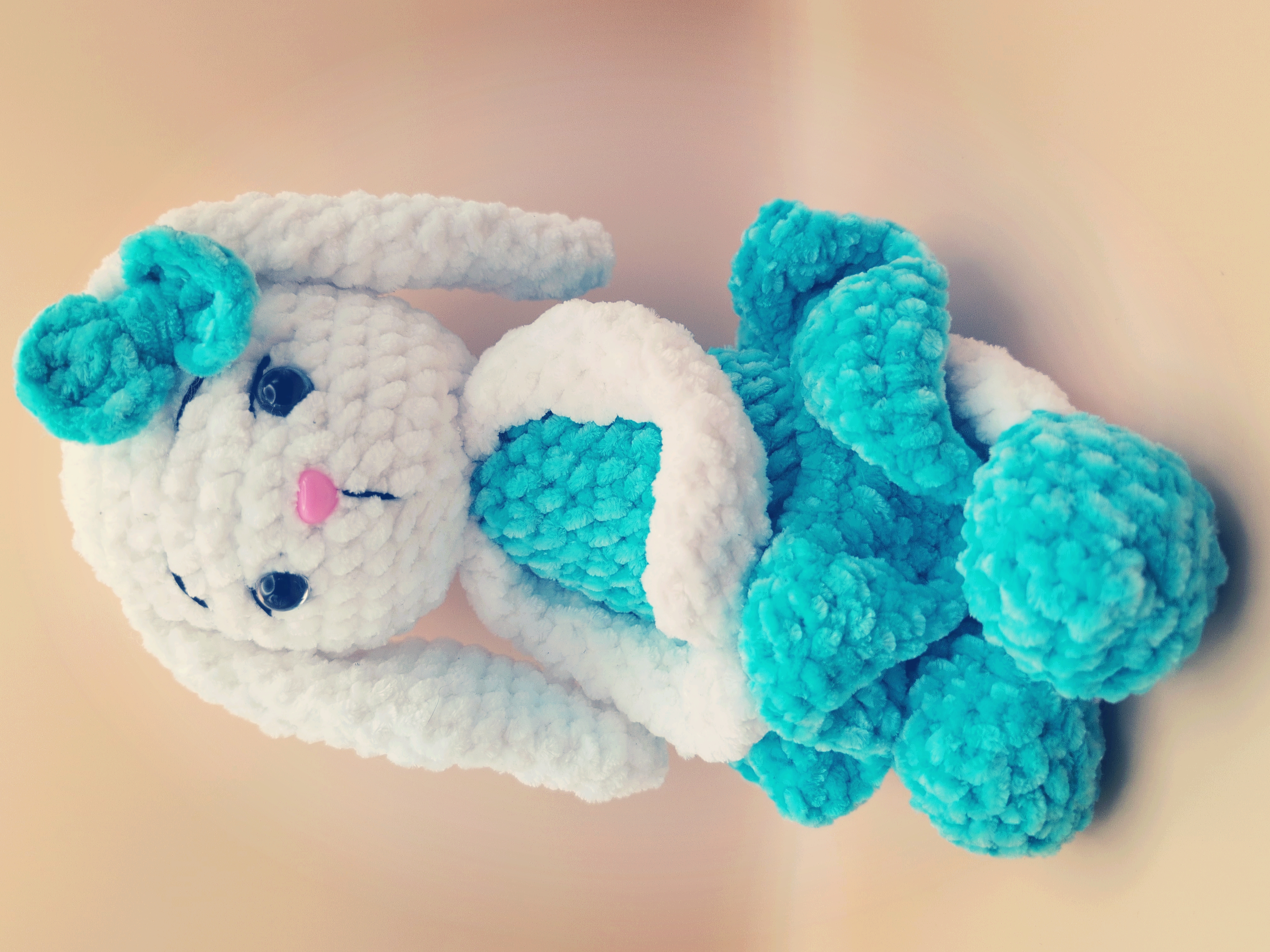 Handgemachter gehäkelter Kuschelhase aus Polyester Wolle von Pined