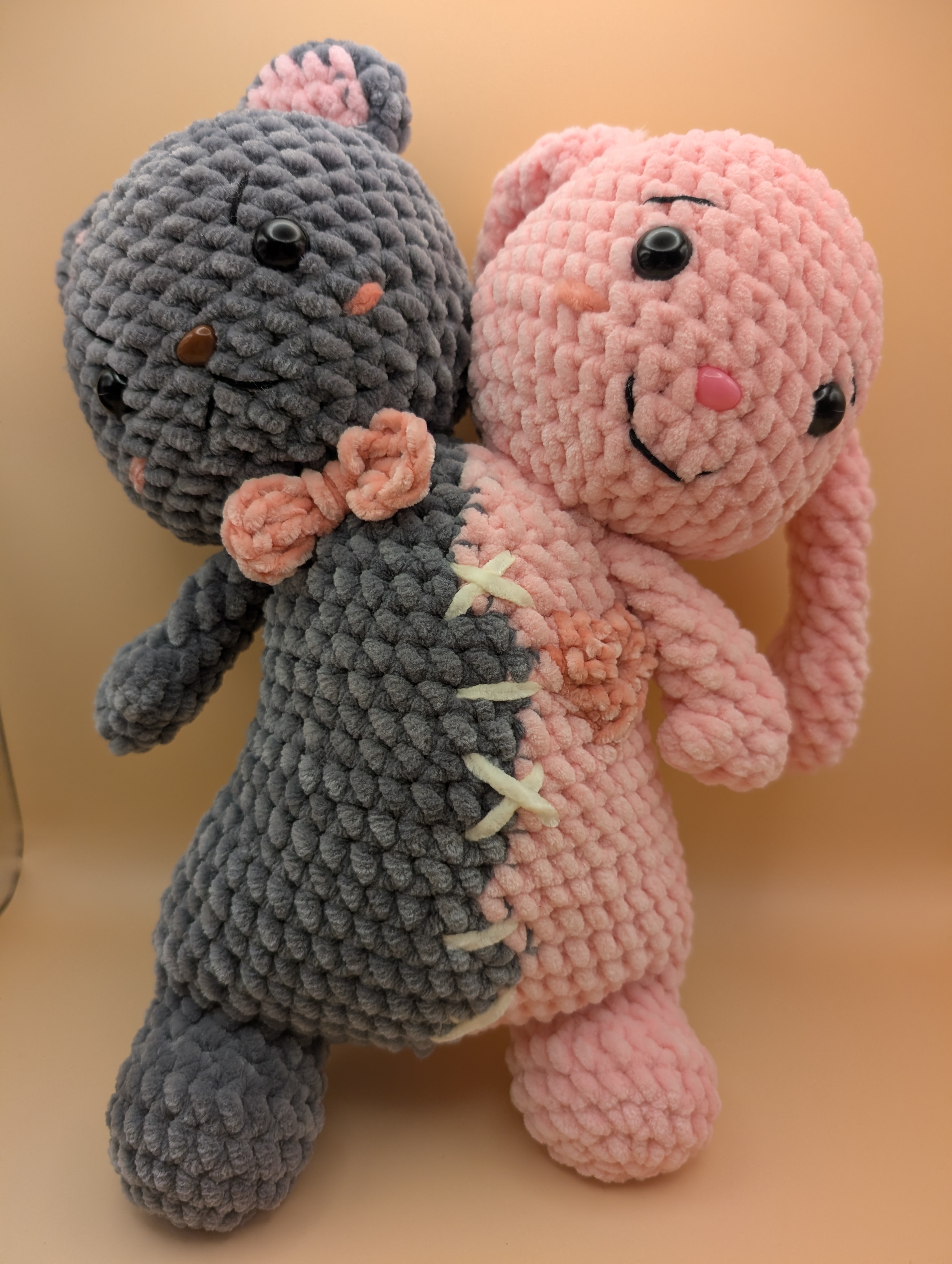 Handgemachte gehäkelte Amigurumi Figur aus Plüschgarn von Pined