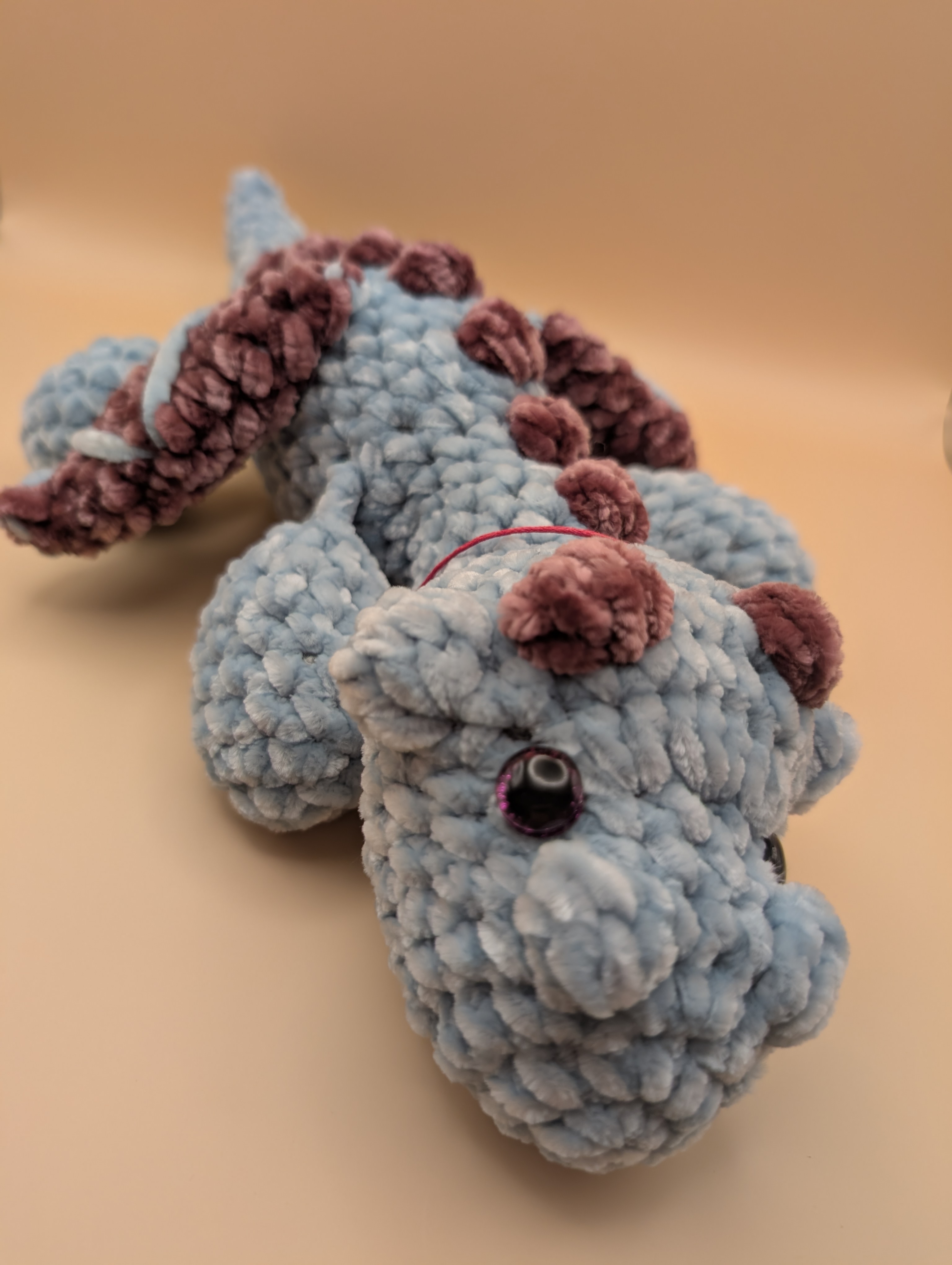 Handgemachte gehäkelte Amigurumi Figur aus Plüschgarn von Pined