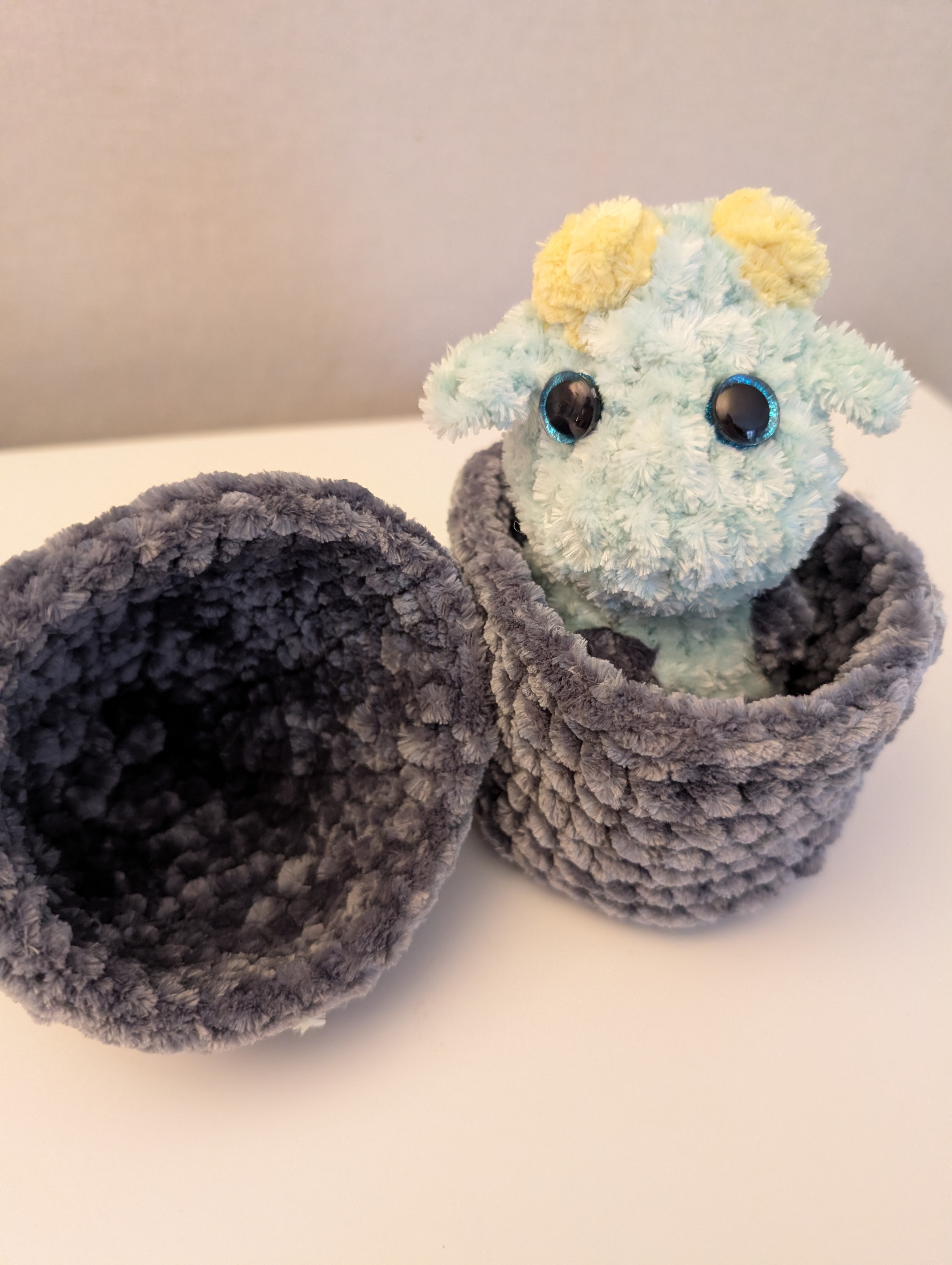 Handgemachte gehäkelte Amigurumi Figur aus Plüschgarn von Pined