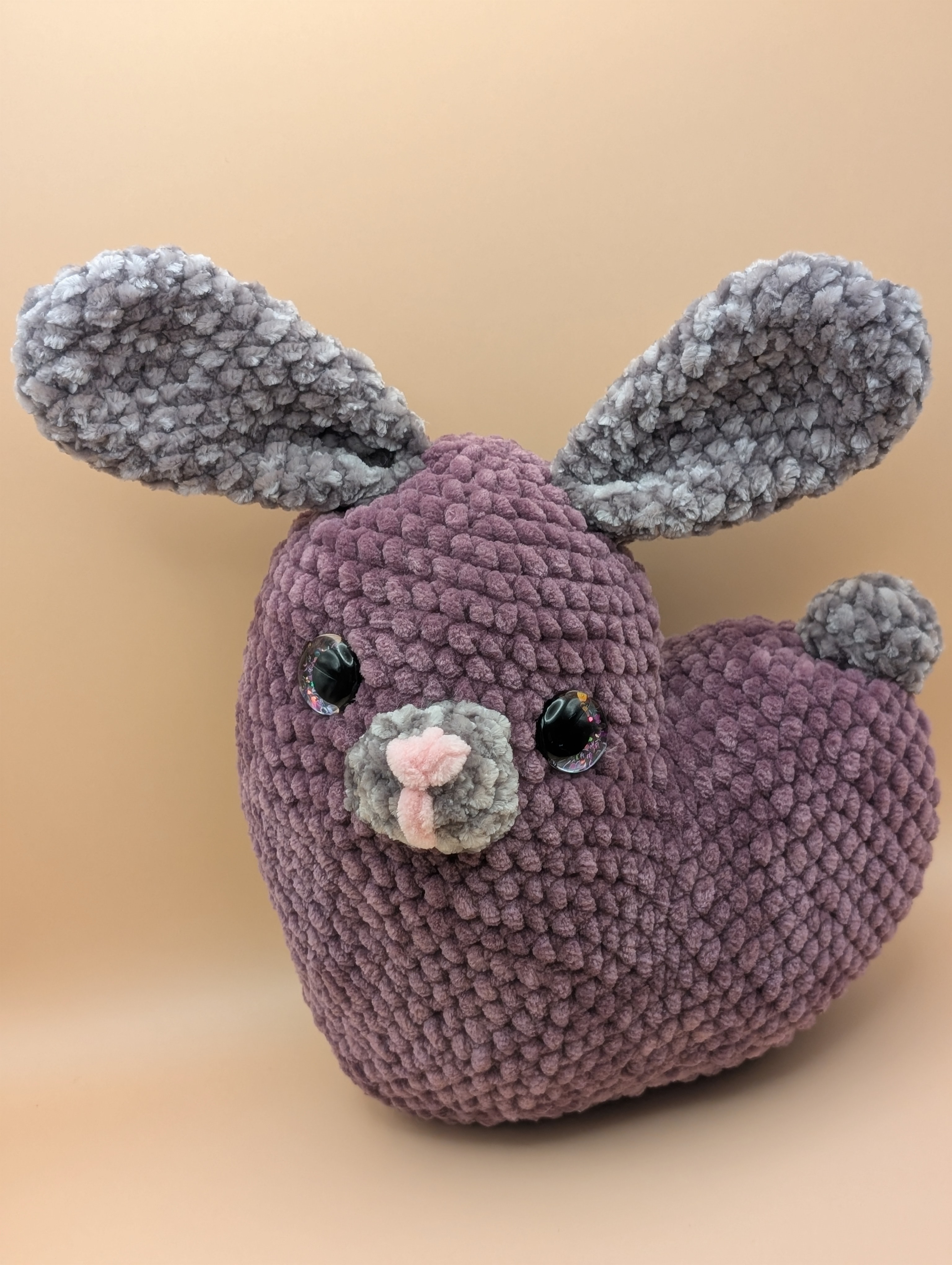 Handgemachte gehäkelte Amigurumi Figur aus Plüschgarn von Pined