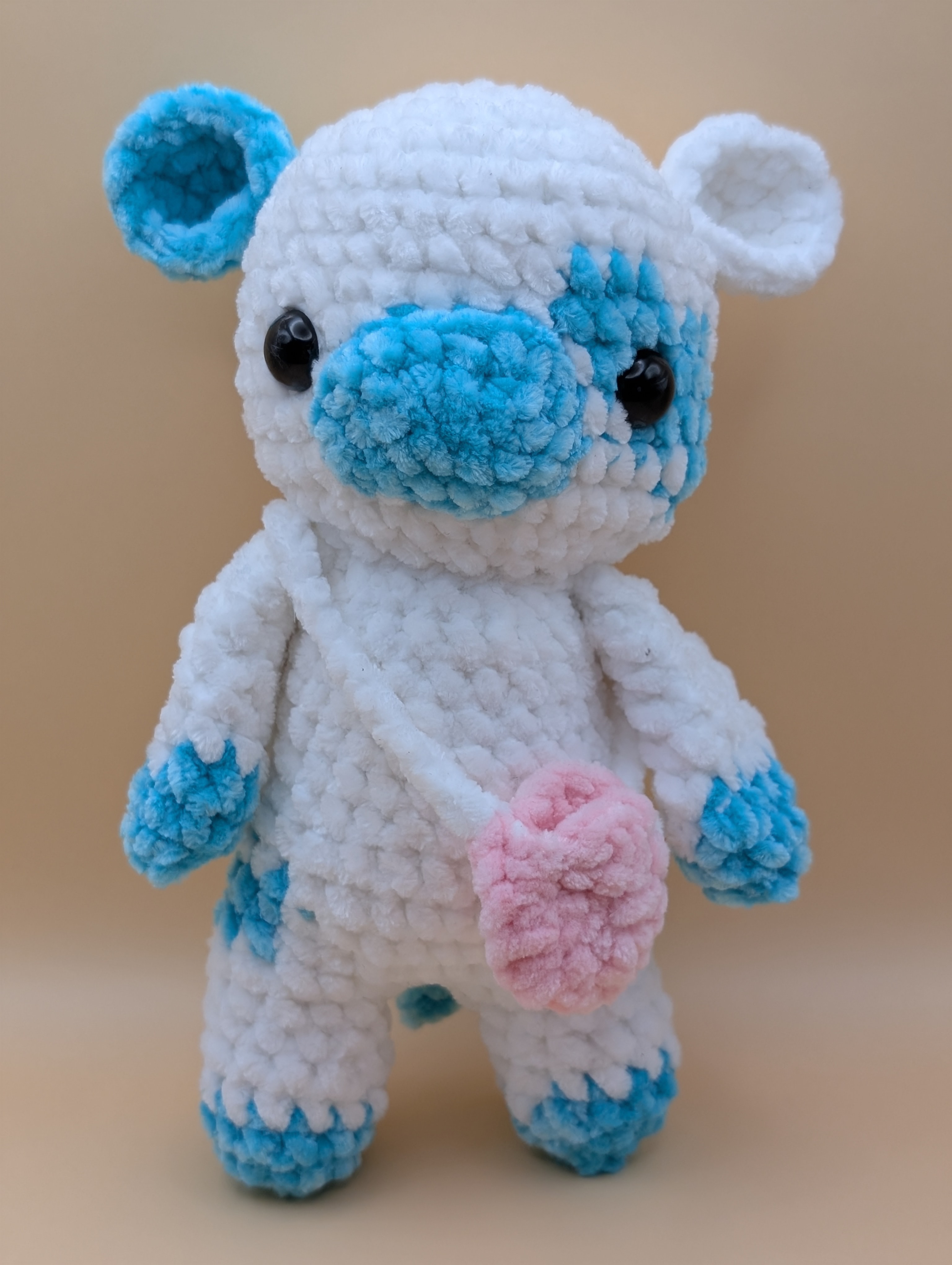 Handgemachte gehäkelte Amigurumi Figur aus Plüschgarn von Pined