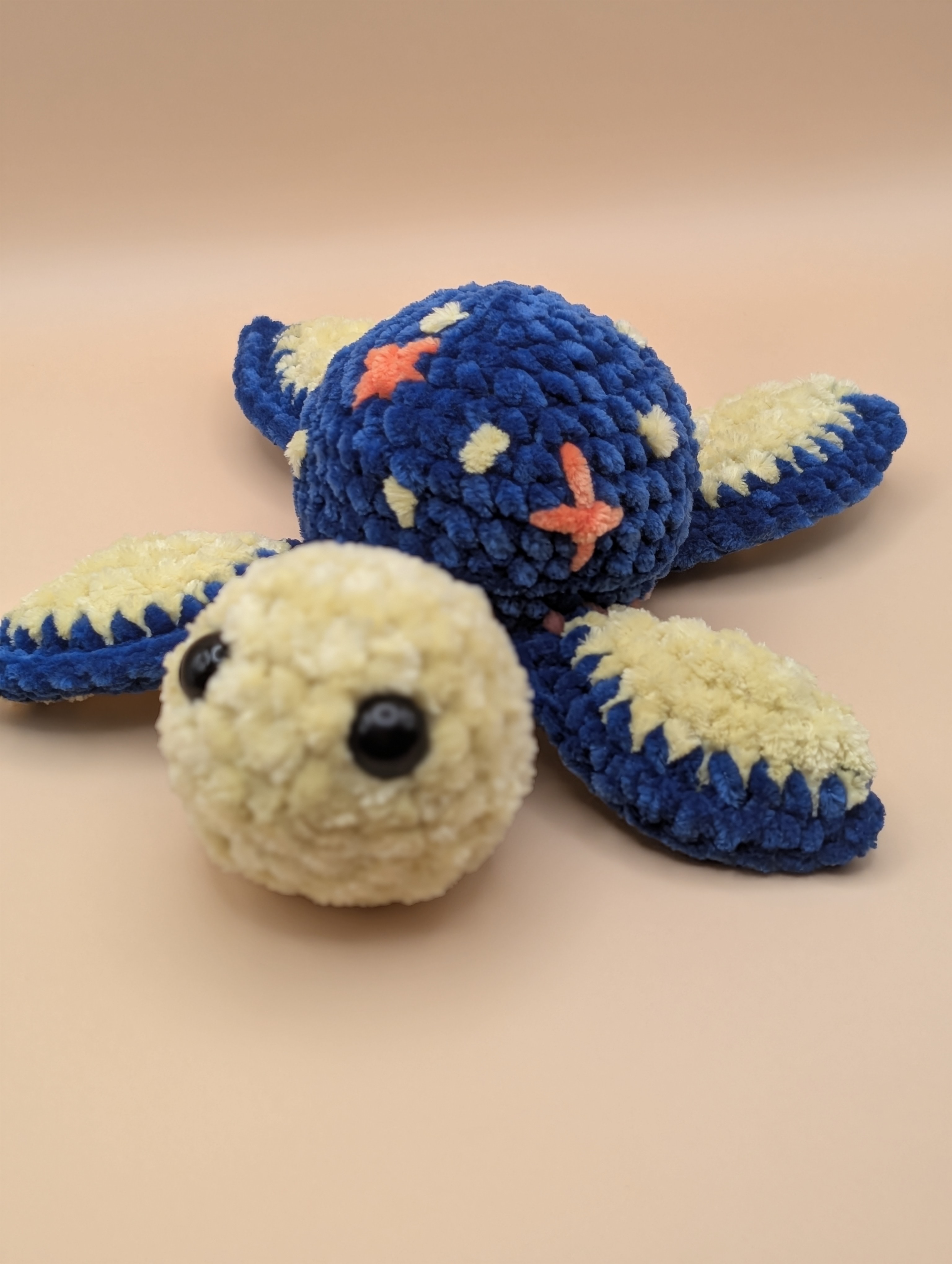 Handgemachte gehäkelte Amigurumi Figur aus Plüschgarn von Pined