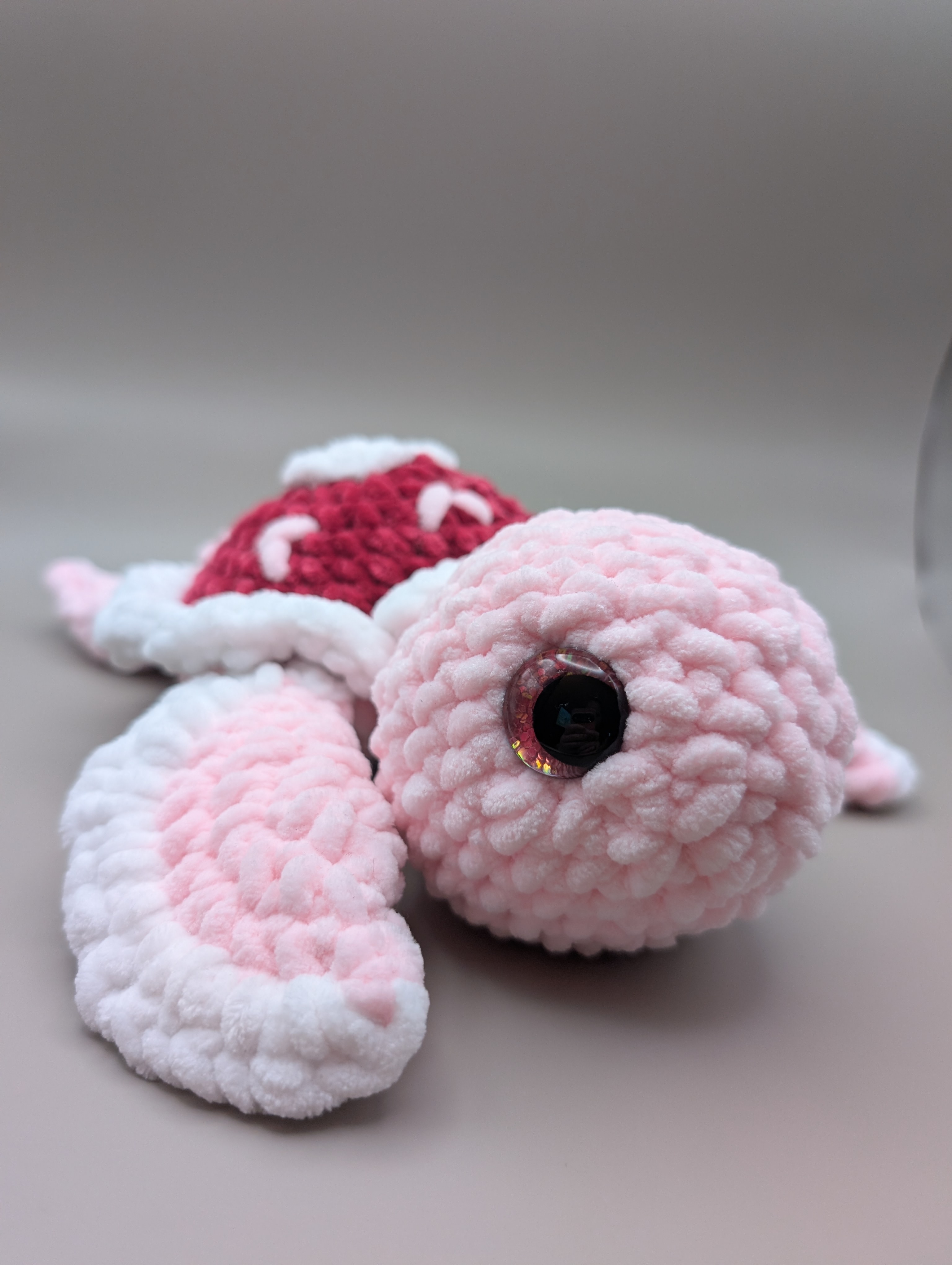 Handgemachte gehäkelte Amigurumi Figur aus Plüschgarn von Pined